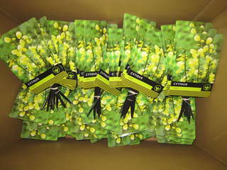 doos met steeketiketten.jpg